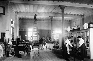 Preparación de muestra en la Escuela de Artes y Oficios. Hacia 1916