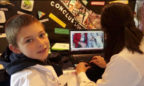 niño en feria de ciencia minas