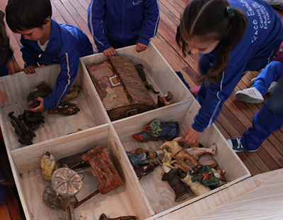 niños jugando con esculturas realizadas por Cecilia Matos