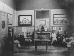 Figari en París con sus hijas Isabel y Ema, 1930