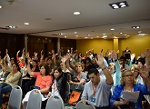 Docentes en reunión votando