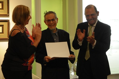Mingo Ferreira recibiendo el premio junto a la Ministra María Julia Muñoz y el viceprecidente del BCU Jorge Gamarra