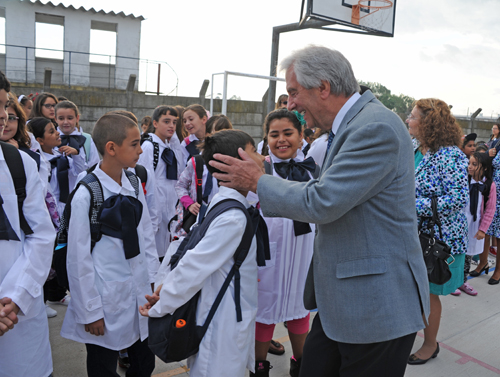 vazquez en recorrida por escuelas