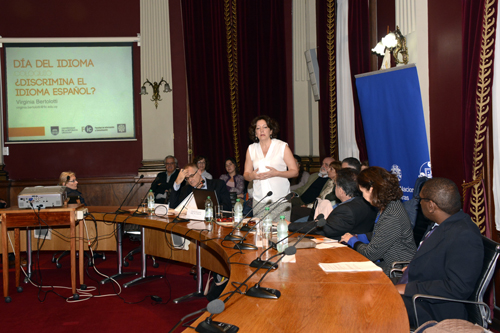 Virginia Bertolotti durante la presentación en la ANL