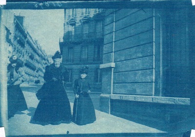 Juana Reissig de Buxareo junto a Julia