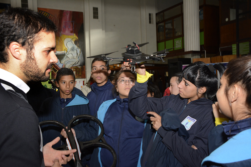 Jóvenes observando drones