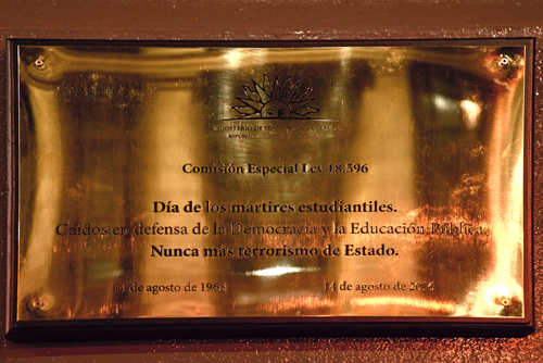 Placa de designación del Día de los mártires estudiantiles.