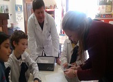 ninios y adultos mirando cartas