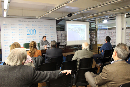 Jorge Frogoni en mesa y audiencia en Sala Julio Castro.