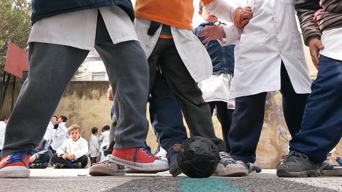 ninios jugando con pelota 