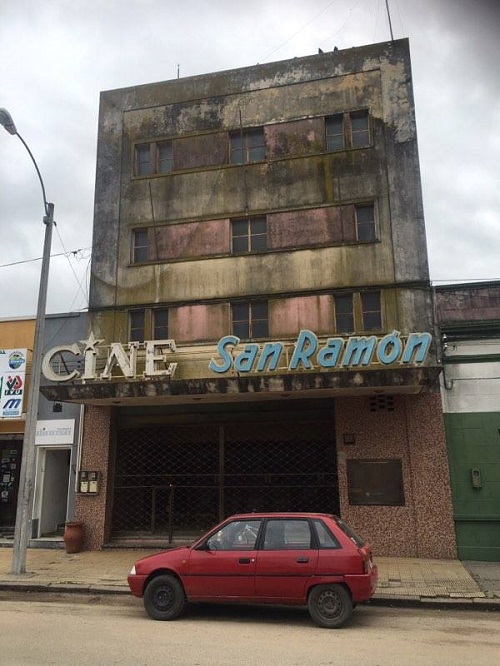 auto aparcado enfrente de cine 