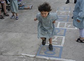 Niña jugando a la rayuela