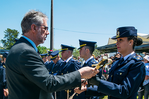 Autoridad entregando premios a cadetes