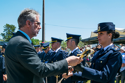 Autoridad entregando premios a cadetes