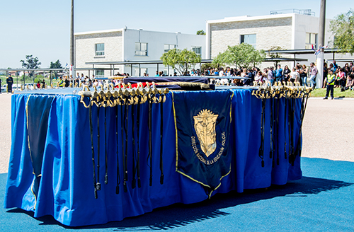 Mesa con medallas y espadas a entregar