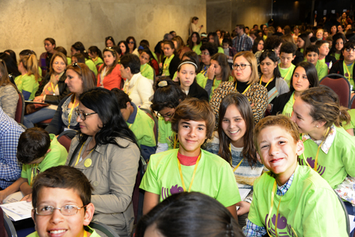 niños y jóvenes presentes