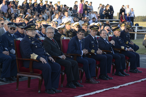 Vicepresidente junto a autoridades