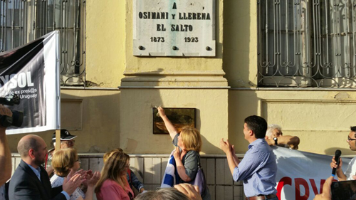 Placa conmemorativa y presentes