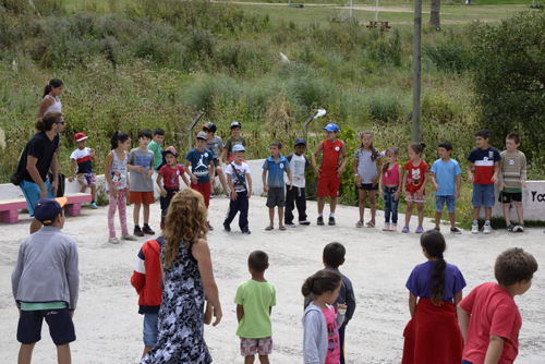 Niños realizando presentación aprendida en el programa