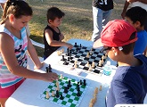 Niños jugando al ajedrez