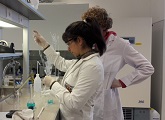 Dos jóvenes en laboratorio